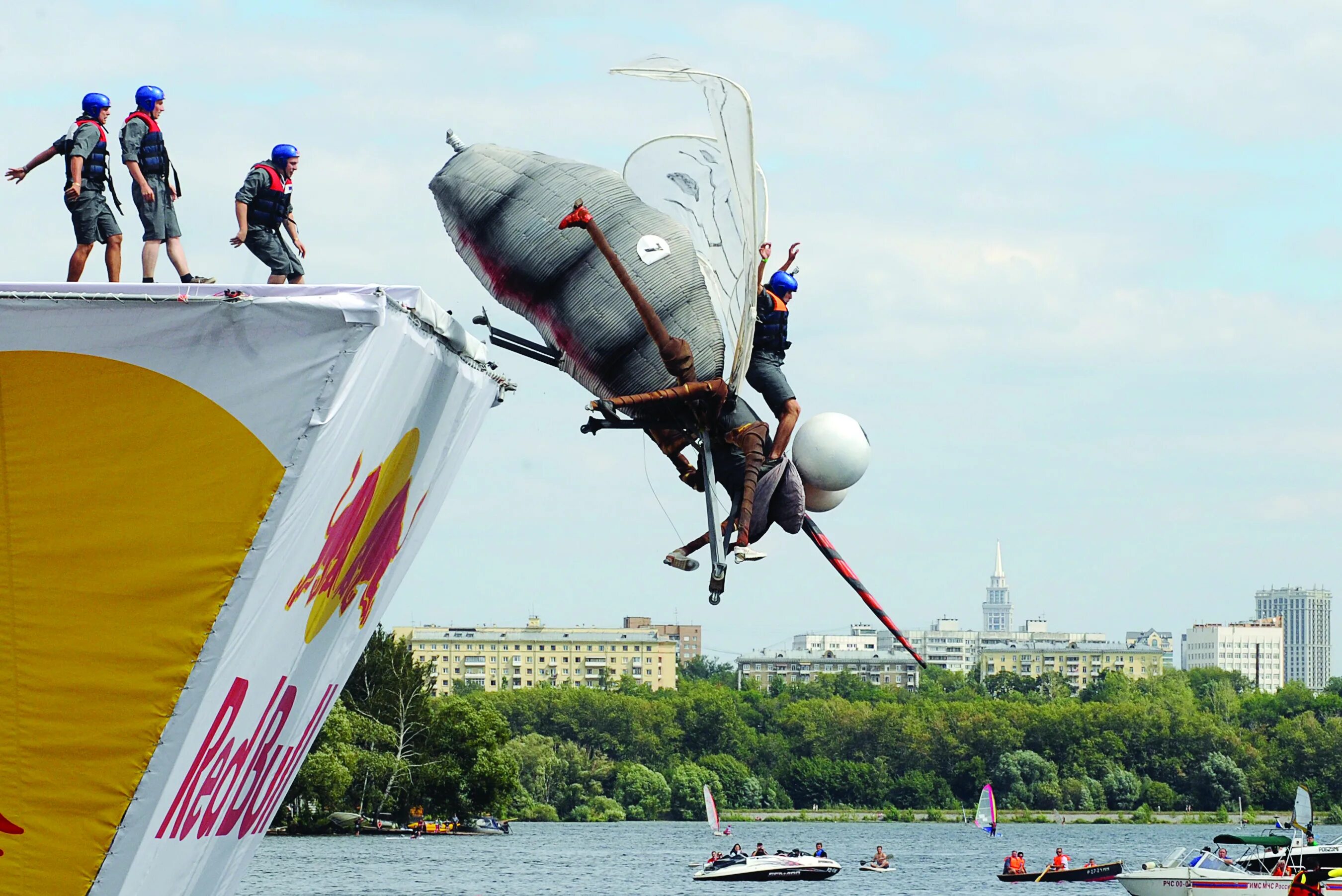 Включи летающий человек. Ред Булл фестиваль летательных аппаратов. Red bull флюгтаг. Ред Булл флюгтаг летательные аппараты. Red bull Flugtag 2011 Moscow.