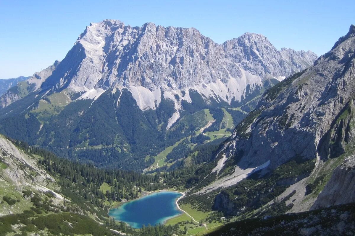 Какие есть горные. Гора Цугшпитце в Германии. Баварские Альпы Цугшпитце. Цугшпитце Бавария. Пик Цугшпитце.