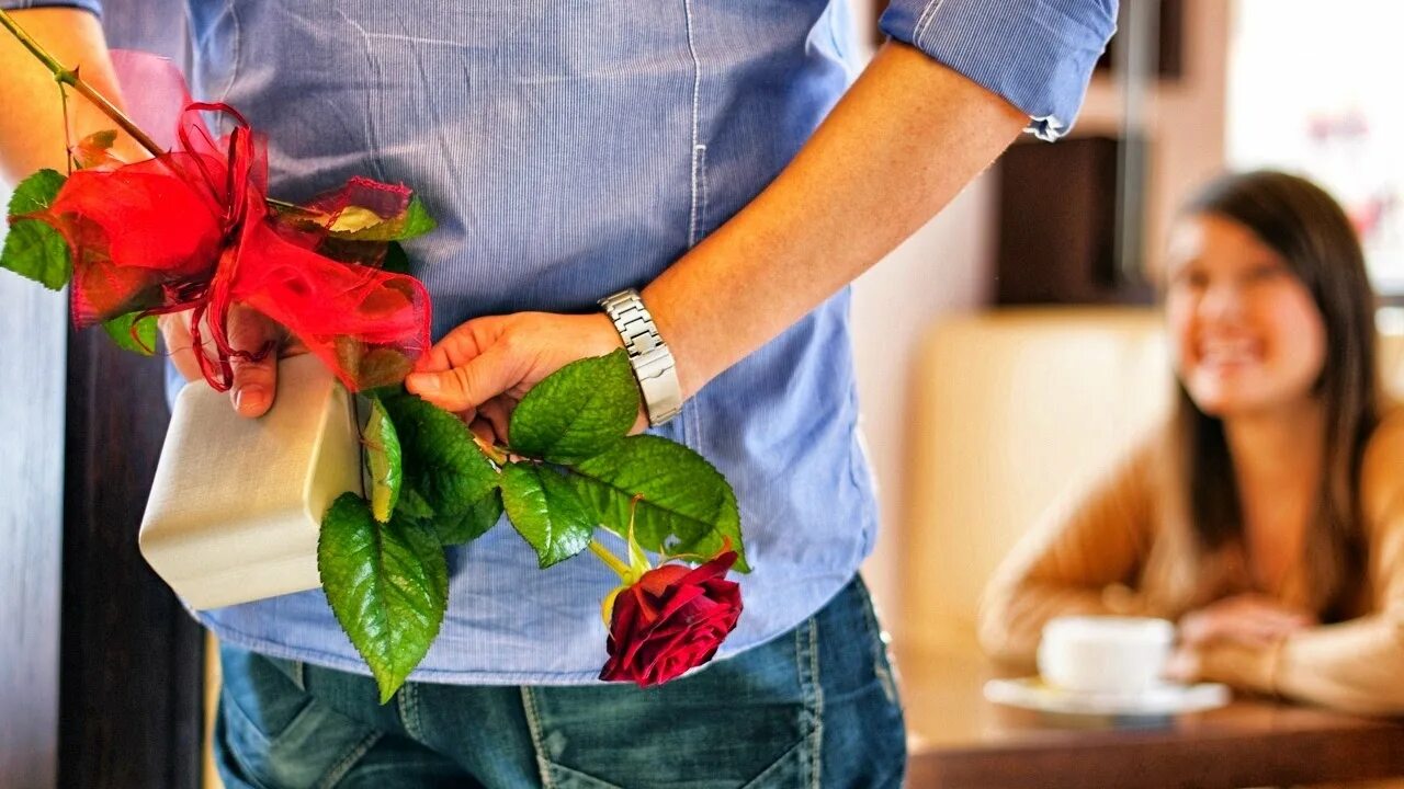 Жена мужу сюрприз видео. Мужчина дарит подарок. Мужчина дарит подарок женщине. Девушка дарит подарок мужчине. Мужчина дарит цветы.