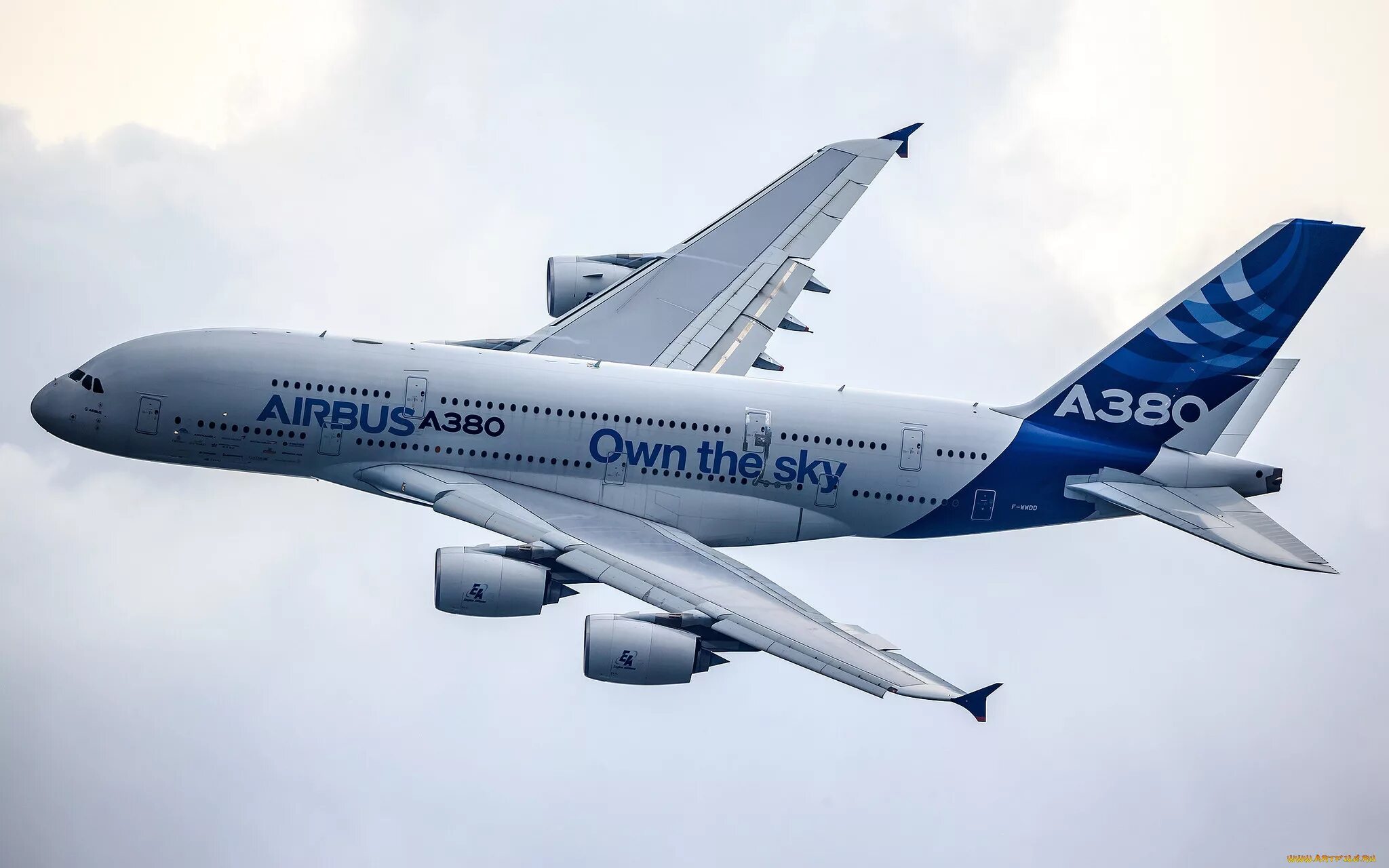 Airbus a380. Эйрбас 380. Пассажирский самолёт Аэробус а380. Двухпалубный Airbus a380. Аэробус а380 двухпалубный.