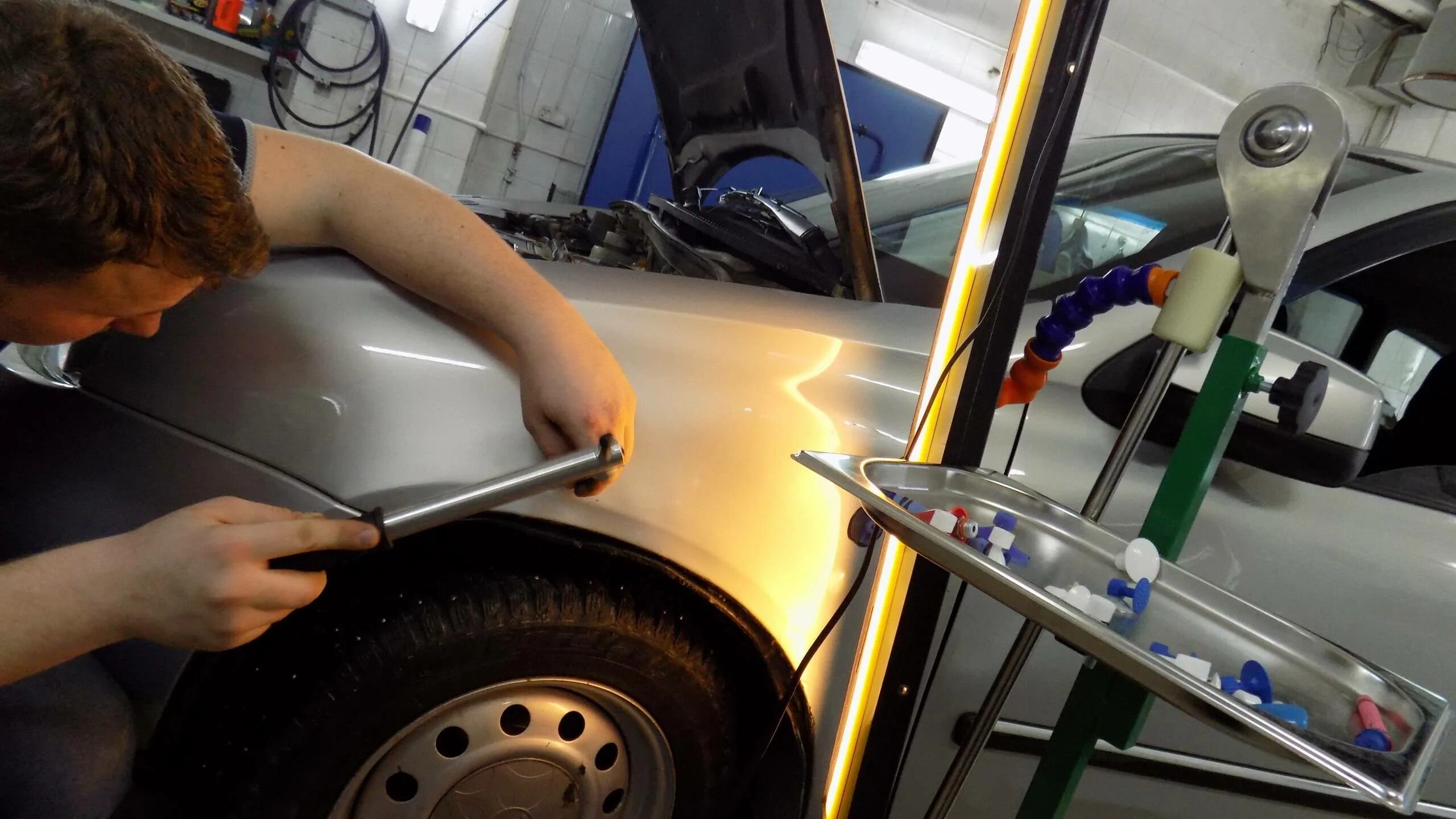 Рихтовка кузова без покраски. Рихтовка кузова без покраски. Беспокрасочное выпрямление вмятин. Выправление вмятин без покраски. Технологии paintless dent repair (pdr).