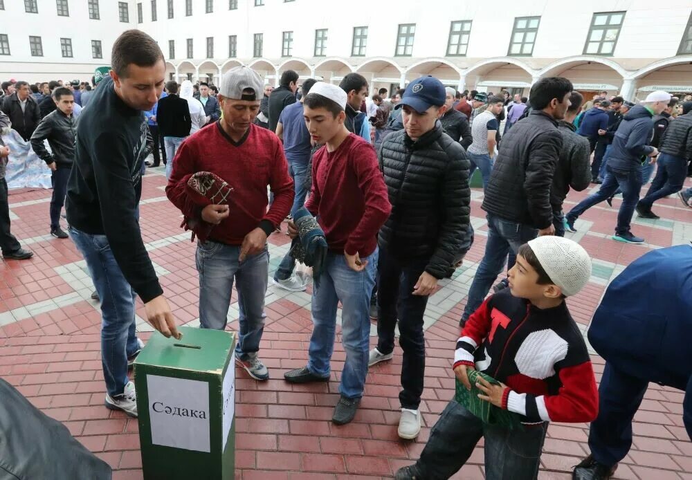 Ураза фитр садака. Мусульмане. Милостыня в Рамадан. Мусульманские праздники. Фото мусульман.