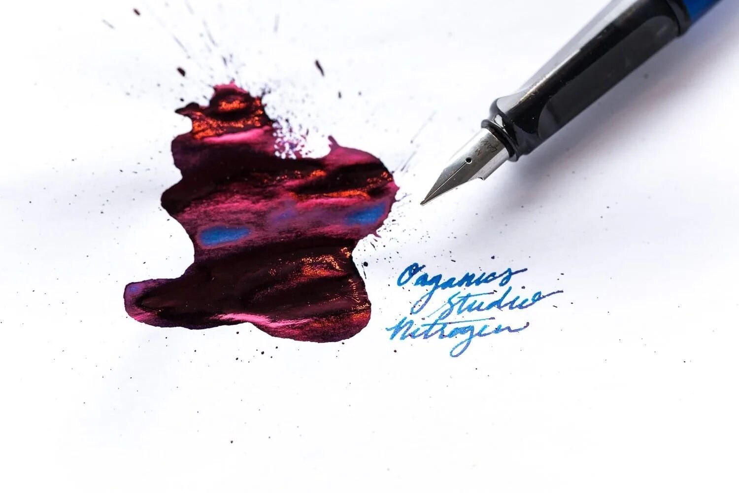 На белой бумаге написано красными чернилами. Чтение слов через красное стекло. Перо для письма. Красные чернила. Красное перо и чернильница.