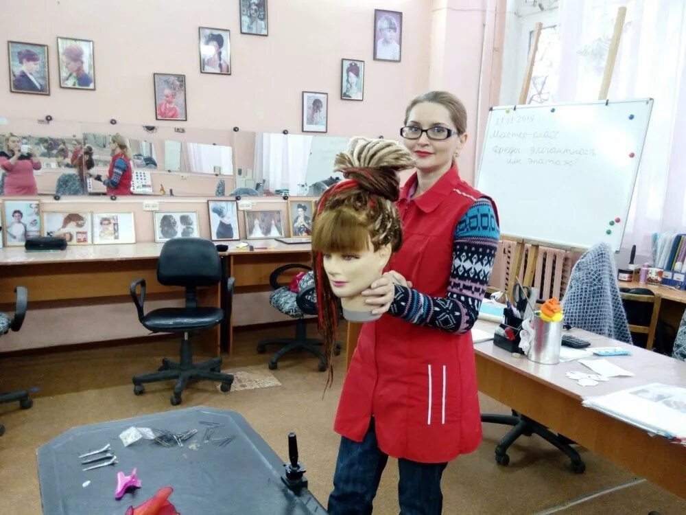 Современные парикмахеры. Мастер парикмахер. Неделя парикмахеров. Вид мастера в парикмахерской. Неделя парикмахеров.