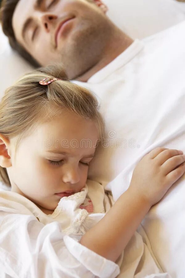 Father sleep daughter. Отец в постели. Девочка с папой в постели. С папами в кровати.