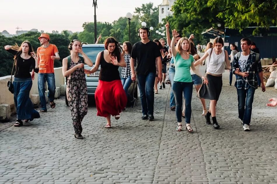 Танец прогулка. Танцевальная прогулка. walking танец. дэнс вокинг. танцевальная прогулка в наушниках.