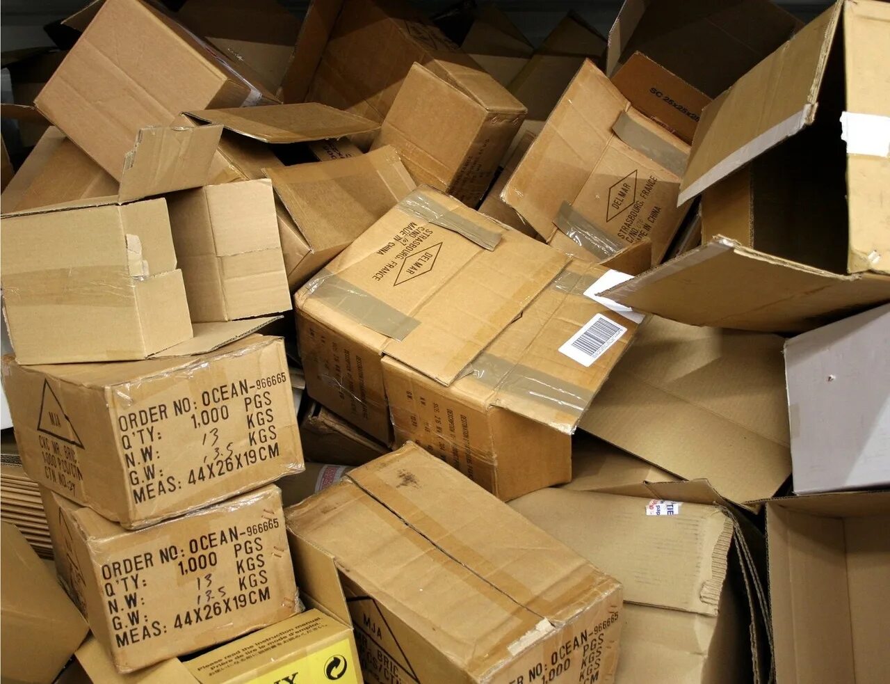 Отходы упаковочного картона. Картонные коробки. Картонные коробки сложенные. Коробки на складе. Коробка картон вторсырье.