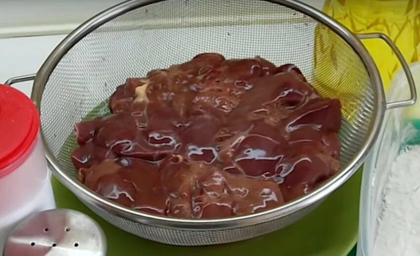 Как долго тушить куриную печень. Печень куриная тушеная. куриная печень кусочек. как приготовить куриную печень на сковороде с подливкой. время приготовления куриной печени на сковороде.