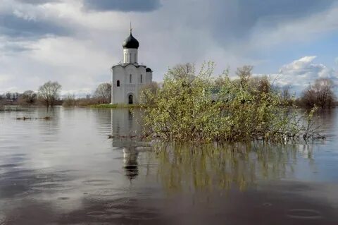 Церковь на реке