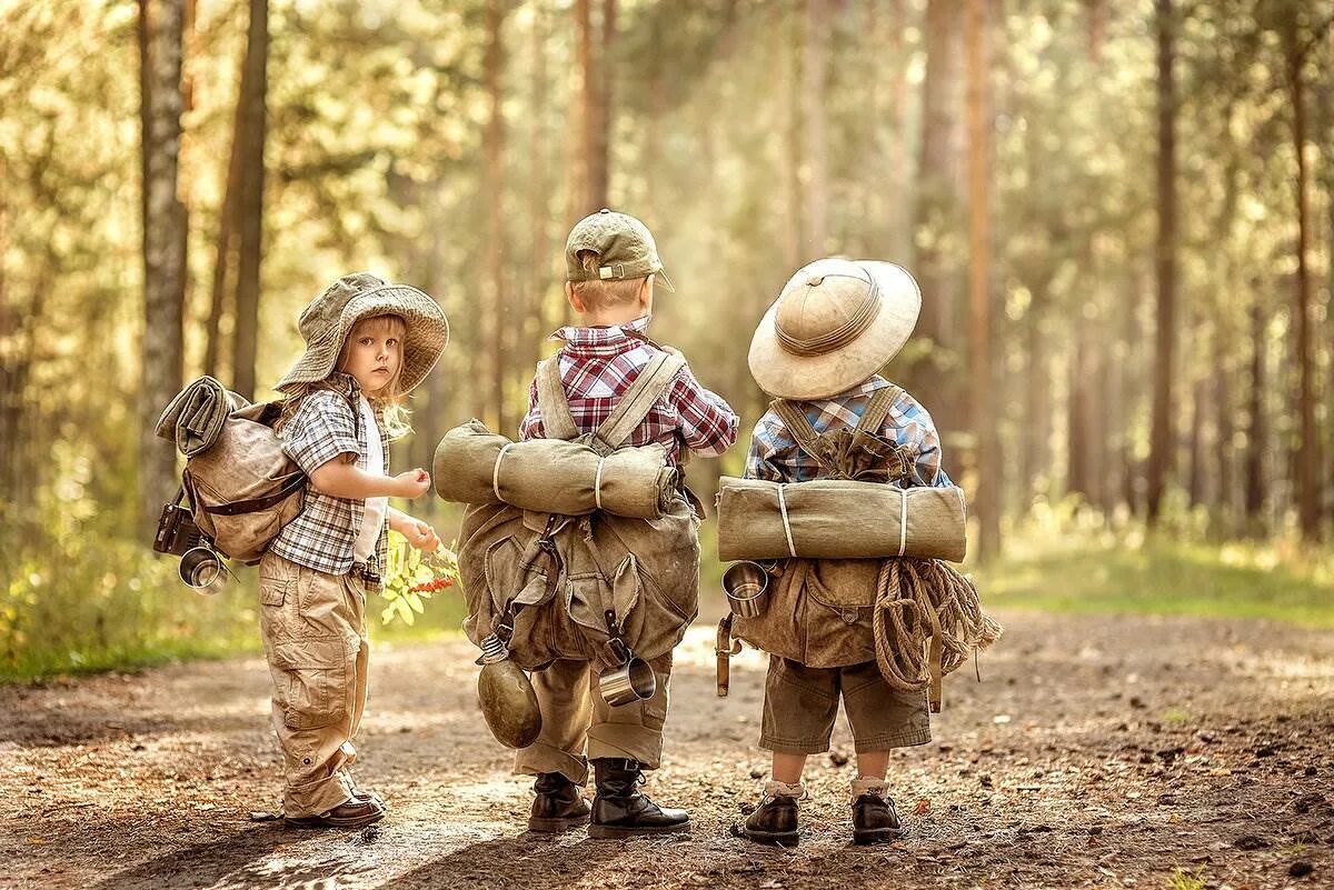 Походы детей в лес. Дети туристы. Поход в лес с детьми. Дети туристы в лесу. Дети путешественники.