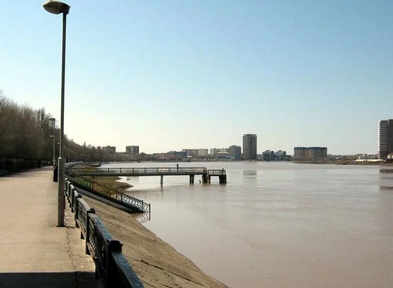 Река урал в казахстане. Атырау. Жайык. Набережная города атырау. Атырау город в казахстане.