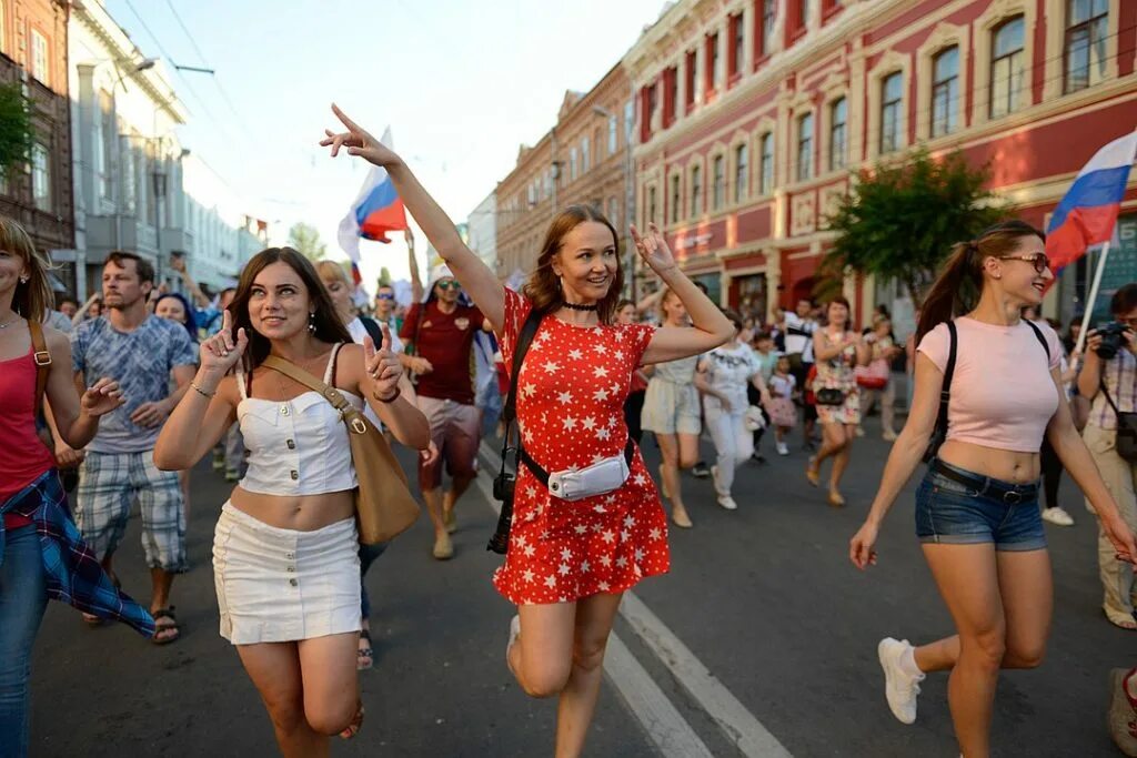 Вызывать девушку самара. Девушки на улицах Самары. Самара люди на улице. Зовут на улицу. Самарцы.