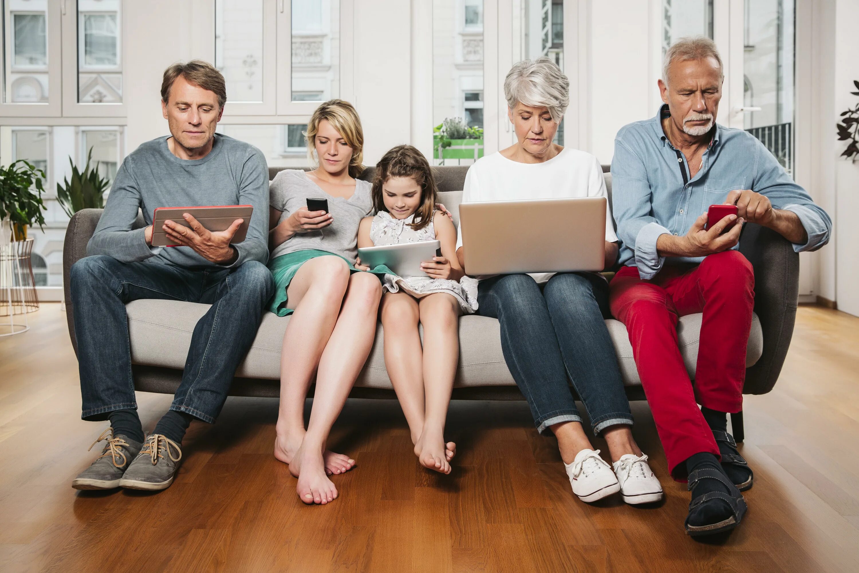 Like one of the family. Современная семья. Семья с гаджетами. Современная семья с гаджетами. Разные поколения.