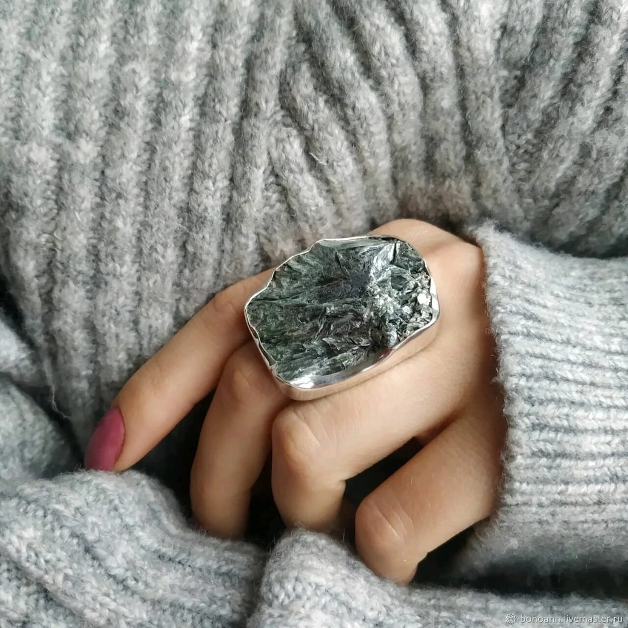 Кольца stone. Кольцо крупное с серафинитом клинохлором. Кольцо с крупным камнем. Массивное кольцо с камнем. Серебряное кольцо с крупным камнем.