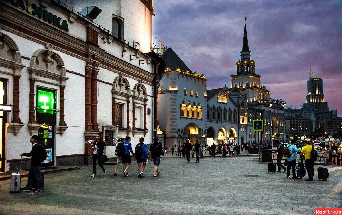 Площадь трех вокзалов москва вечер. Площадь трех вокзалов тула. Площадь трех вокзалов тула. Площадь трех вокзалов тула. Комсомольская площадь вокзалы.