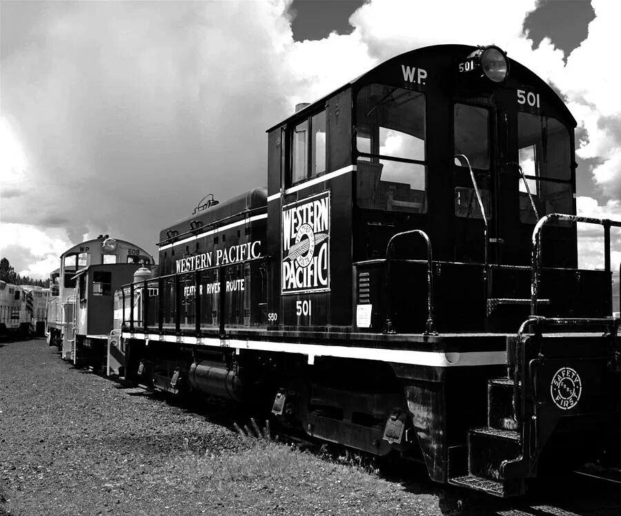 Черный поезд. Черный поезд фото. Поезд черно белый. Паровоз черно белый. Черный паровоз и дым.