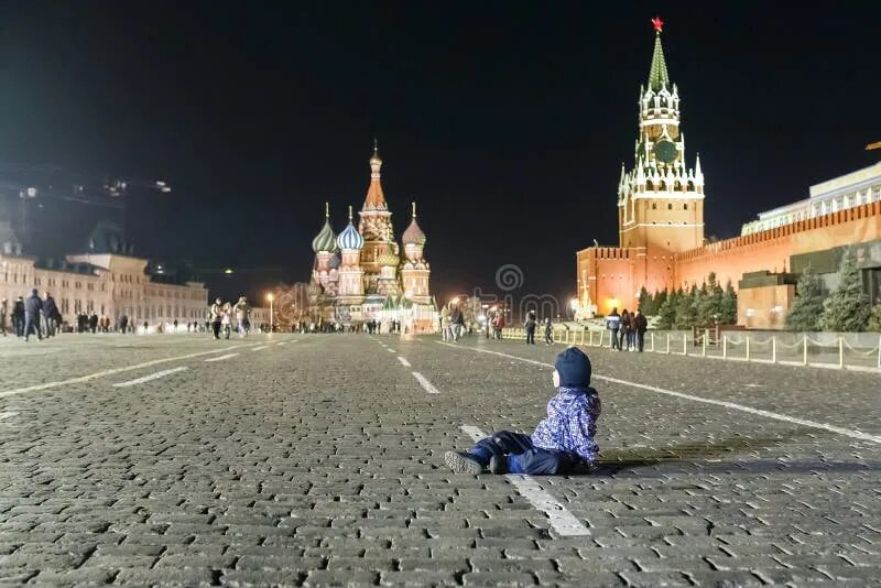 Красивая девушка на красной площади. Красная площадь для детей. Камера в брусчатке на красной площади. Девушка сидит на красной площади. Красивая девушка на красной площади.