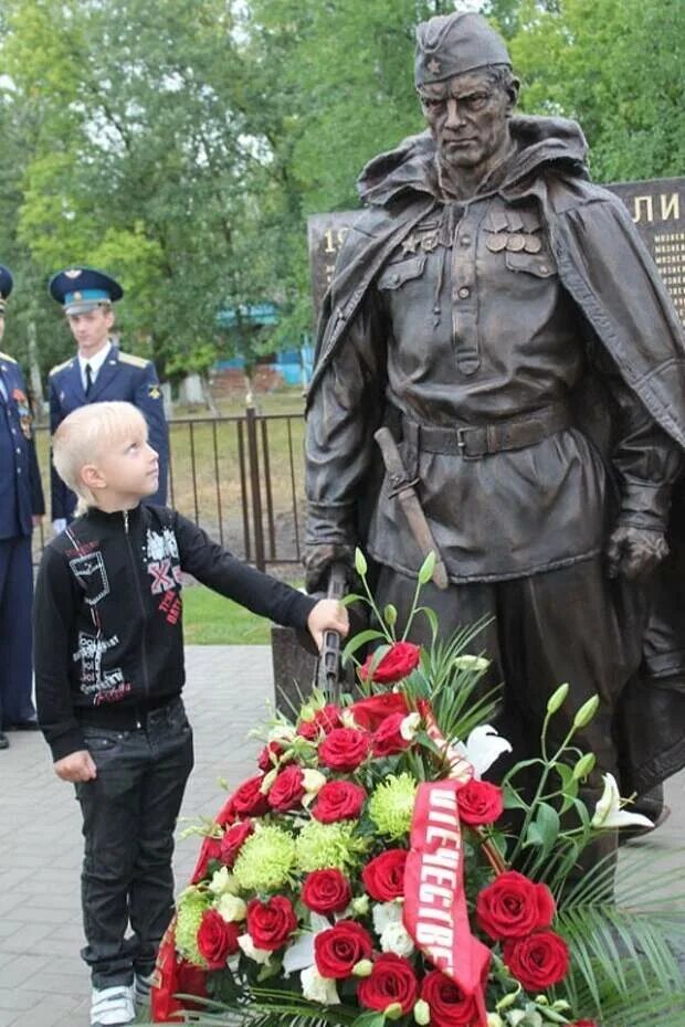 Великая память дедам. Памятники ко Дню Победы. Памятник солдат с ребенком. Ветераны у памятника и дети. Дети у мемориала ветеранам.