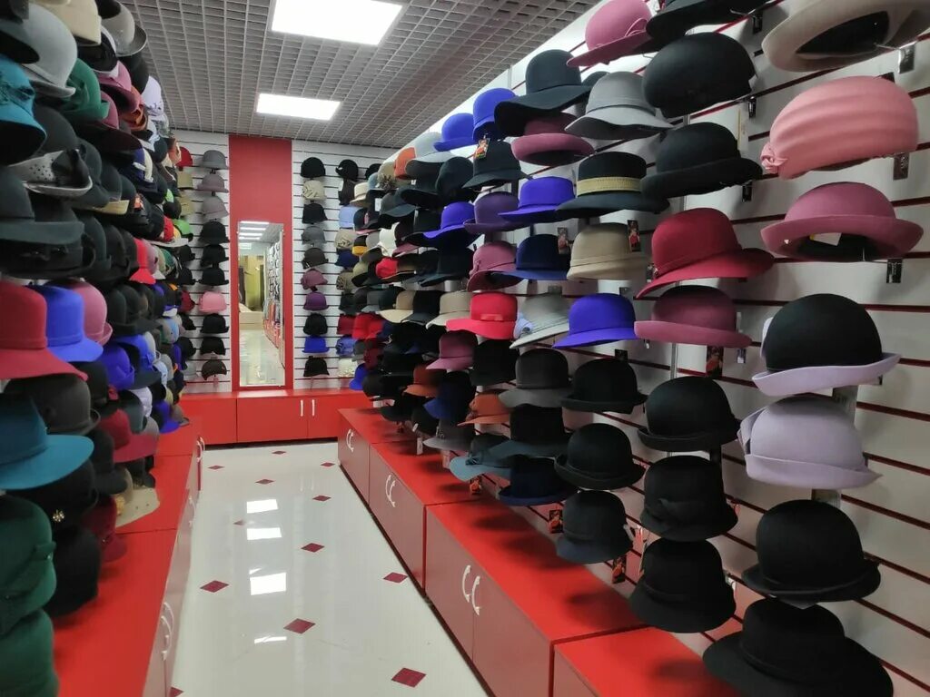 отдела головных уборов. отдел шапок. магазин головных уборов на баумана казань. название для отдела головных уборов. выкладка шапок в магазине.
