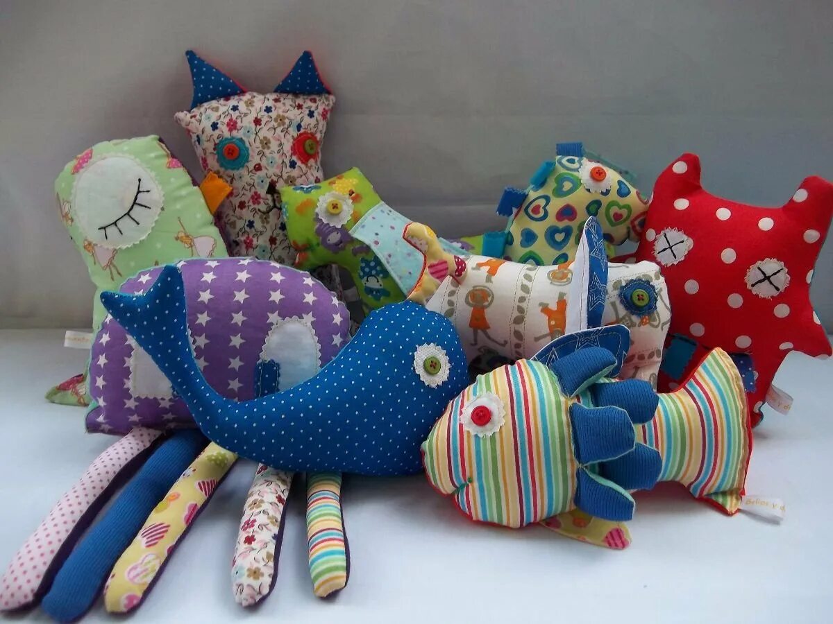 Рукоделие из ткани. Игольница в стиле crazy quilt. Простые изделия из ткани. Поделки из ткани своими руками. Сшить игрушку.