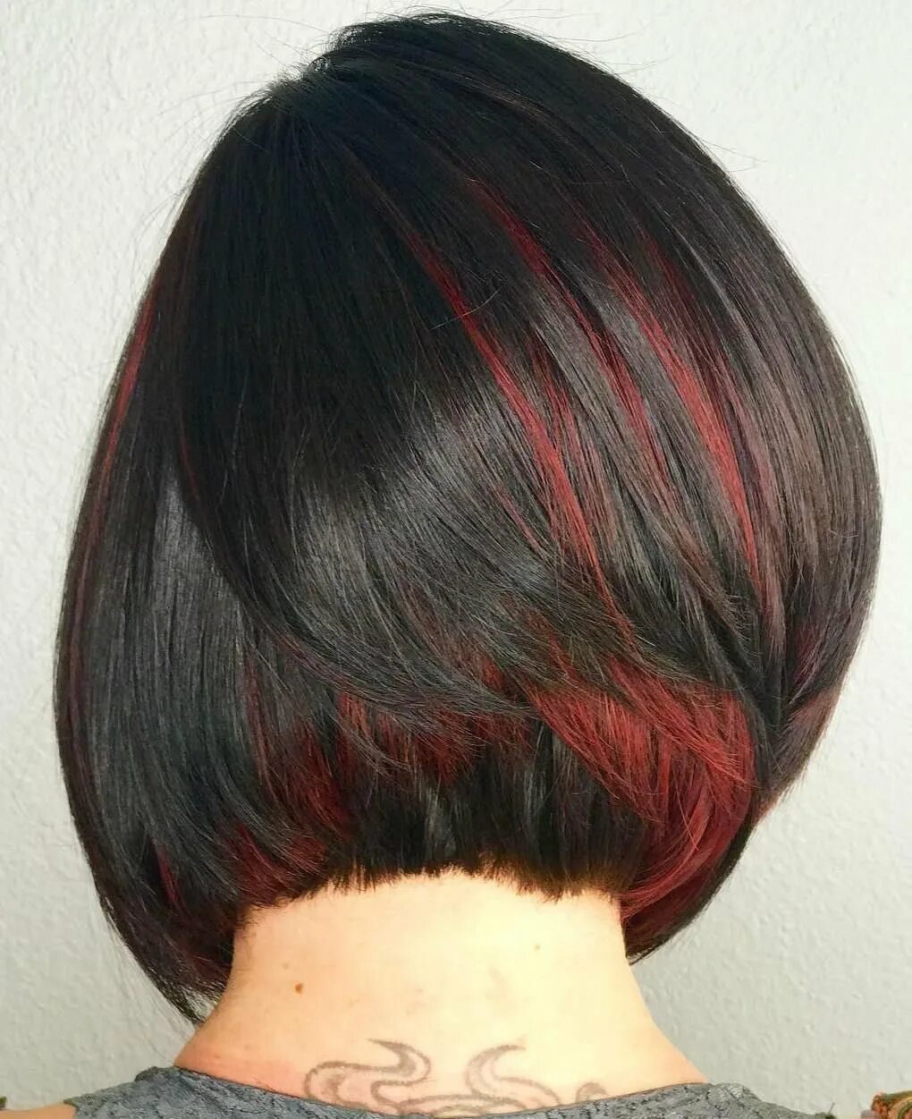 Чёрный с красным волосы короткие. Темный цвет волос с красными прядями. Окрашивание с красными прядями. Пряди на темных волосах каре.