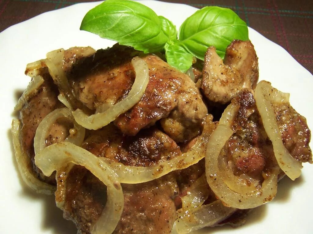 Готовить печень куриную с луком. Печень куриная жареная с луком. куриная печень с луком. печенка жареная с луком. печёнка куриная жареная.
