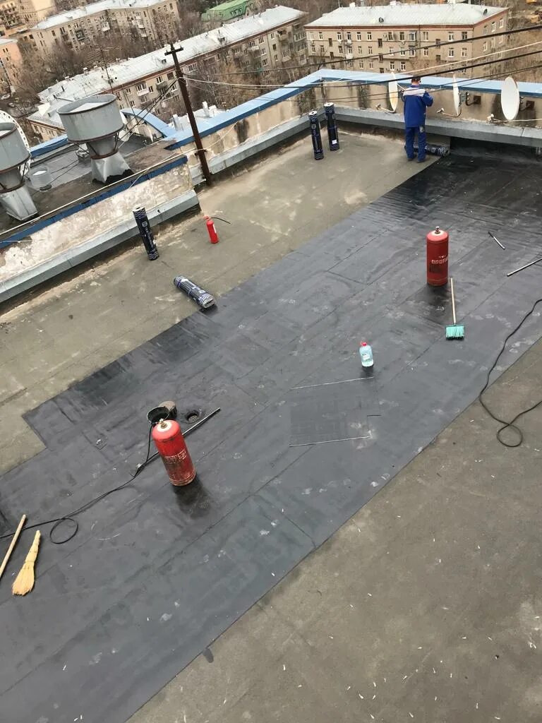 ремонт кровли. слуховое окно на крыше. кровля тсж. ремонт кровли тсж. покрытие крыши многоэтажного дома.