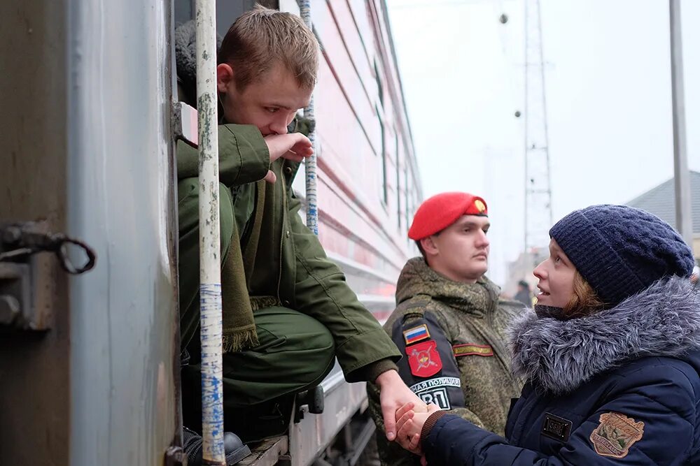 Солдаты на вокзале. Военные на вокзале. Военнослужащий на вокзале. Проводы в армию на вокзале.