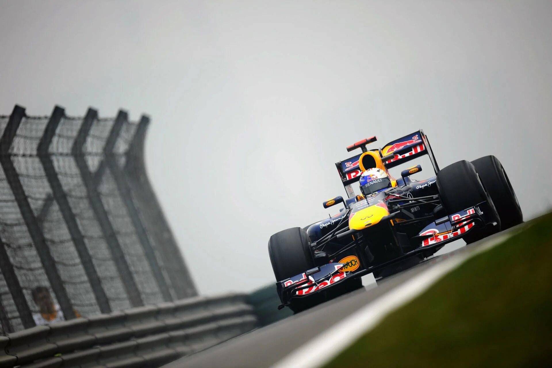 Red bull mobile. Red bull f1 2011. Vettel Red bull f1. Болид ред Булл 2011. Гоночный Болид ред Булл.