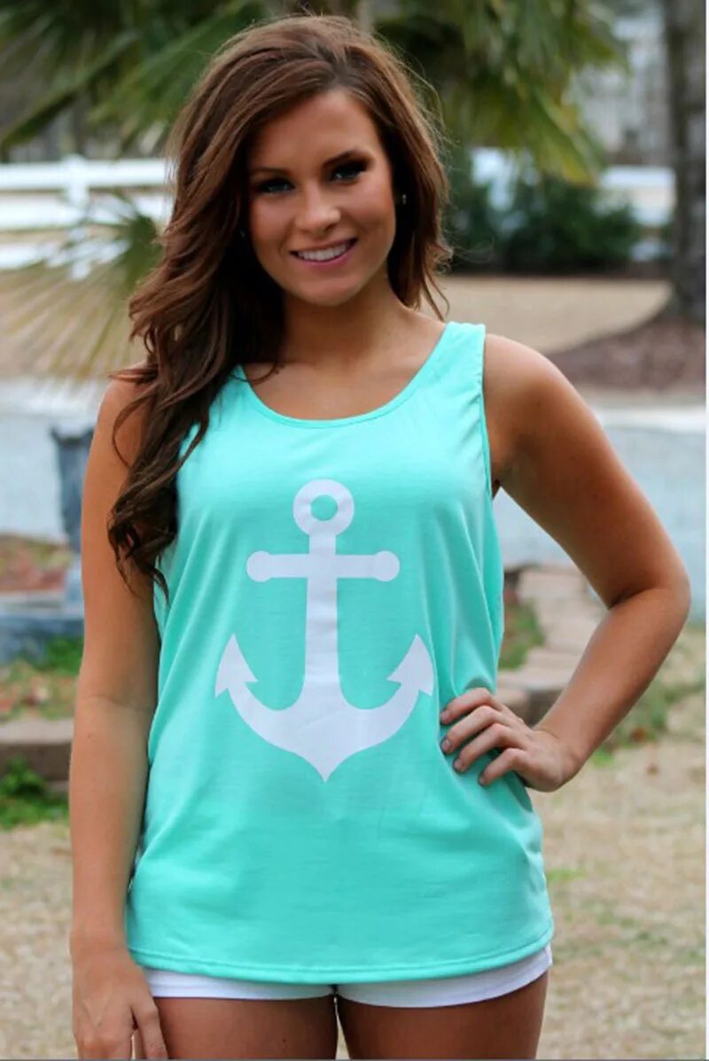 девушка в белой майке. домашняя девушка майки. футболка мужская девушка. женщина в майке. красивые девушки в трусах и майке.