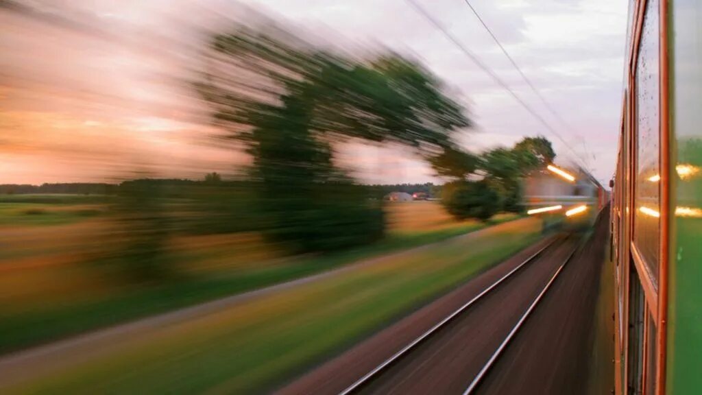 есть поезд ветер. есть поезд ветер. фотосессия в поезде. поезд в пути. бангладеш дакка железнодорожный вокзал.