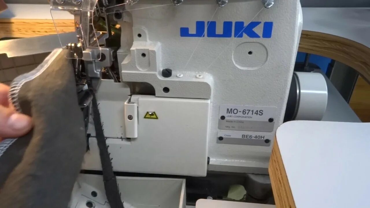 Juki mo 654den. Заправка juki 654. Джуки мо 654. Мусоросборник для оверлока juki mo-654de. Оверлок джуки 654.