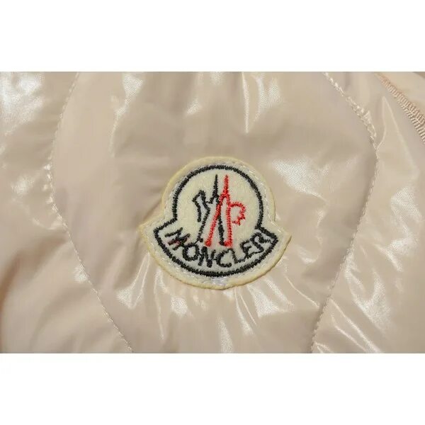 Монклер чей бренд. Brand moncler. монклер лейбл. лого монклер на куртке. монклер бренд логотип.