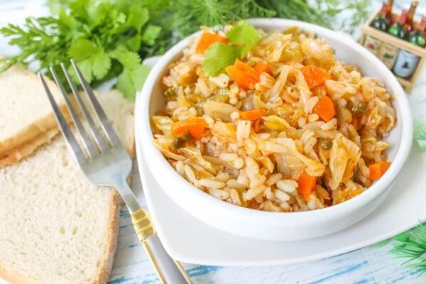 Как приготовить рис с капустой на сковороде. Тушеная капуста с рисом. тушеная капуста с рисо. рис с капустой и мясом. капуста тушёная с мясом и рисом.