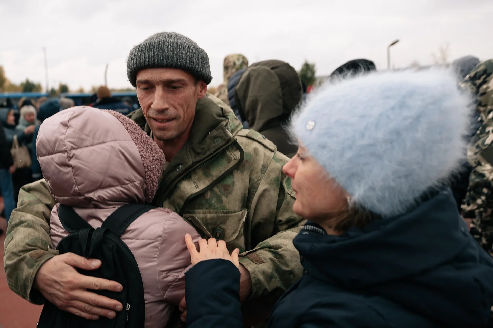 Семьям погибших военных. Украинские военные и дети. Российский солдат и ребенок Украина. Семьи погибших военнослужащих. Семьи мобилизованных.