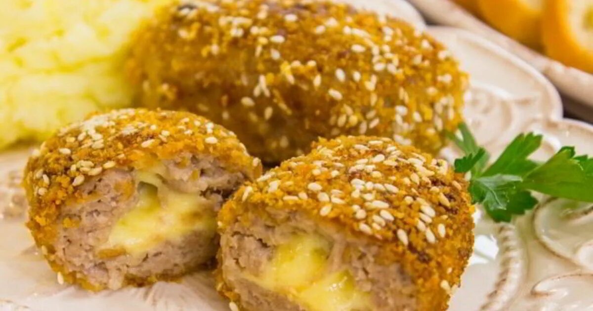Котлета с начинкой внутри как называется. Котлеты с сыром. биточки с начинкой. котлеты с начинкой в панировке. сырная котлета в панировке.