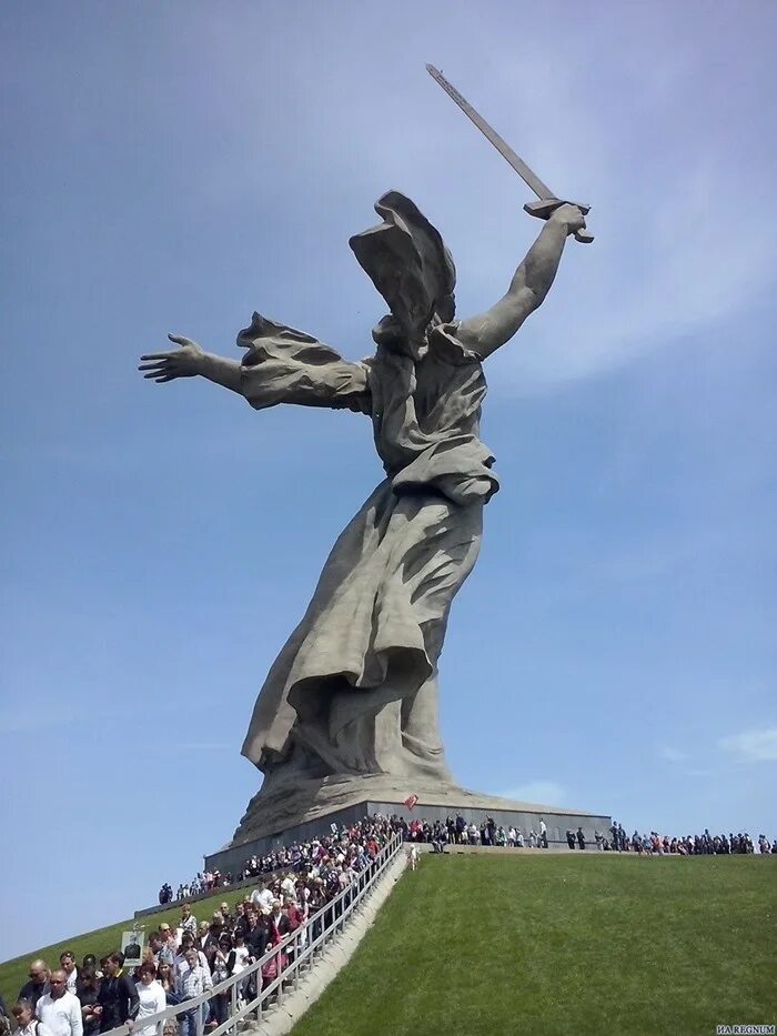 Известный памятник в волгограде. Монумент Родина мать в Волгограде. Мамаев Курган Родина мать зовет. Памятник Родина мать зовет Волгоград. Родина мать Калининград.