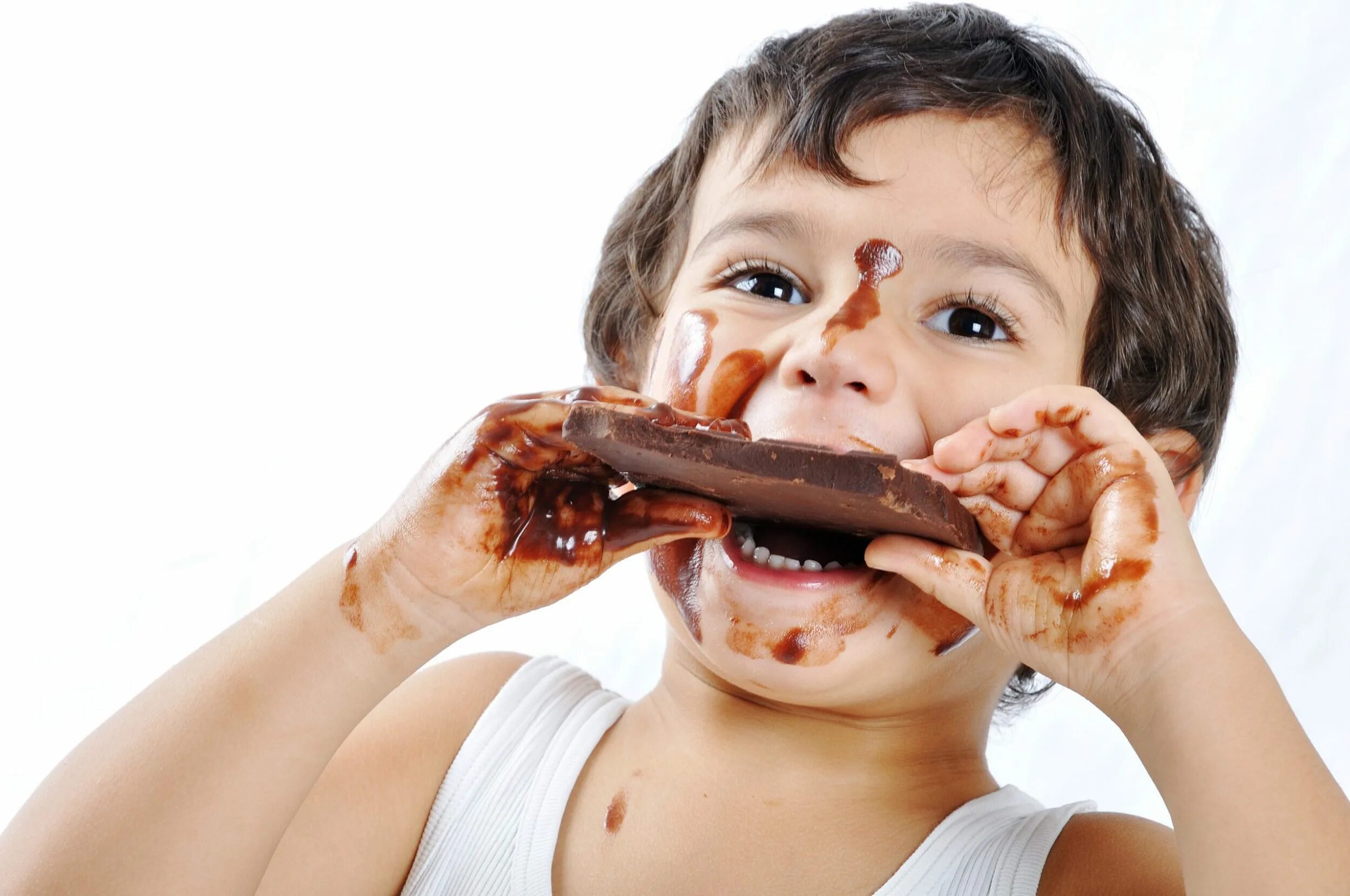 Ребенок ест шоколад. Ребенок испачкался в шоколаде. Поедание шоколада. Плохо после сладкого
