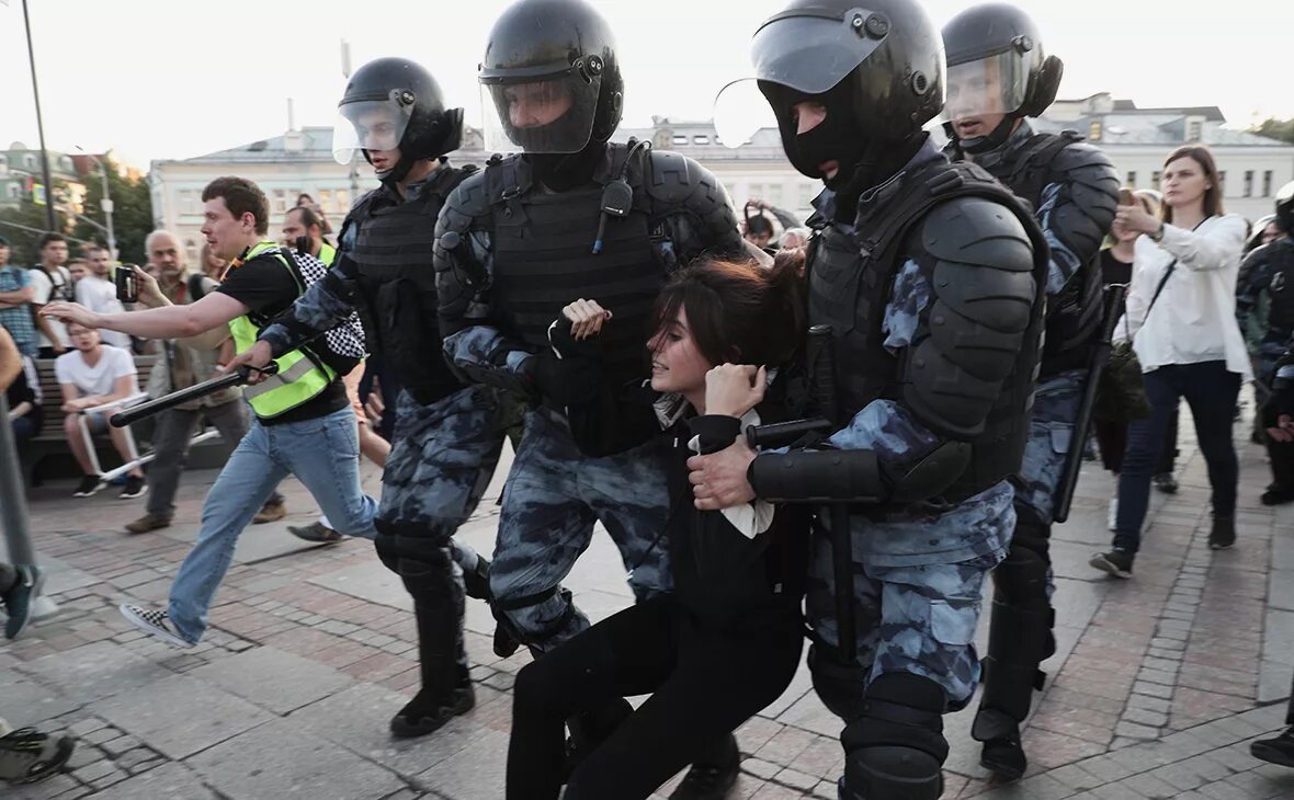 Массовые беспорядки рф. Беспорядки в Москве 27 июля 2019. Массовые беспорядки в Москве. Массовые беспорядки митинг.