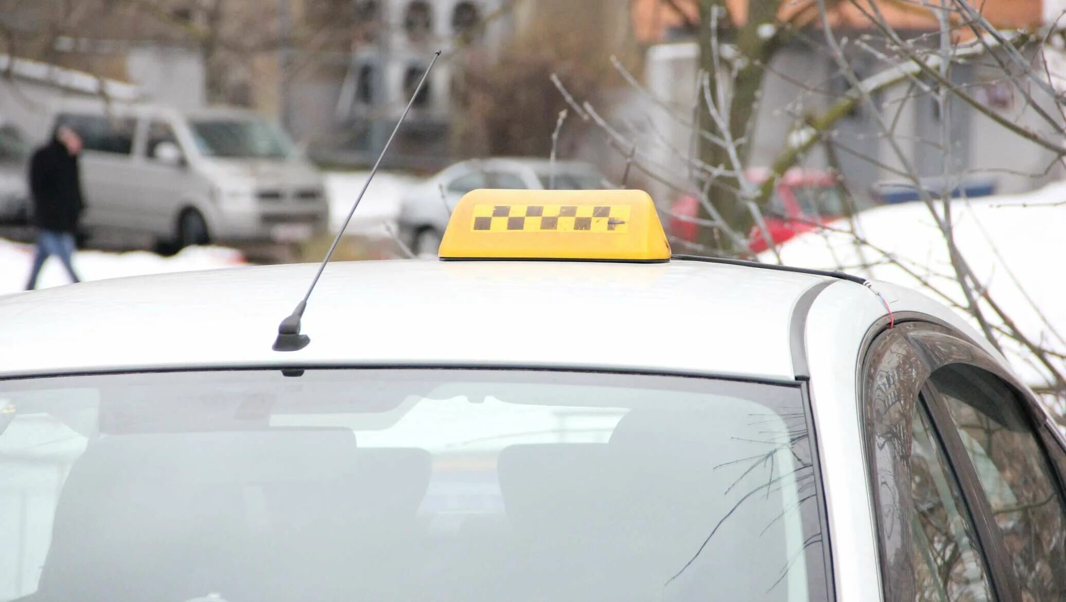 Флагшток такси на улице. Нападение в такси на женщин. Такси выезжает из поворота фото. Напал водитель такси