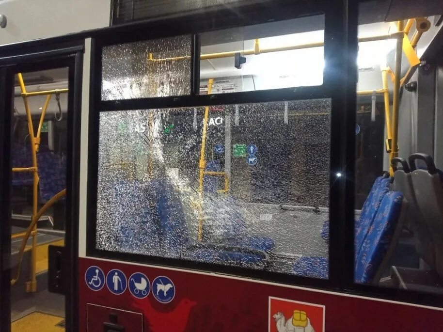 В калуге обстреляли автобус. В Магнитогорске неизвестные обстреляли окна.