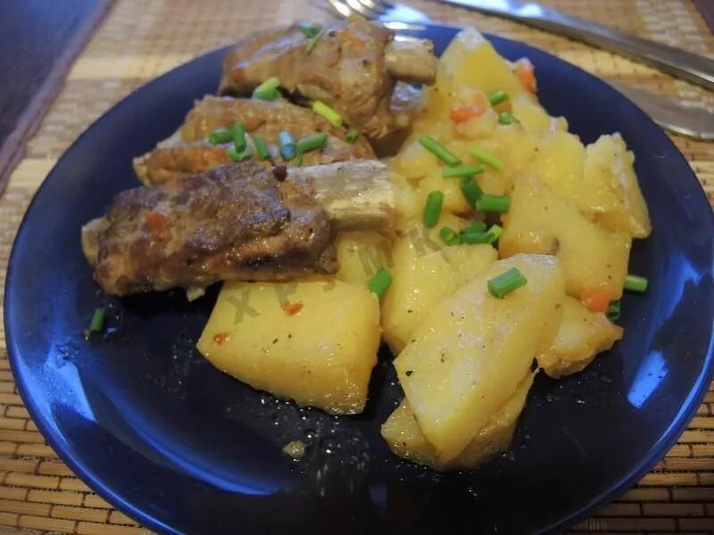 Картошка тушеная с ребрами свиными рецепт. Картошка тушеная с ребрышками. Тушёная картошка со свининой. Свиные рёбрышки с картошкой тушеные. Свиные рёбрышки с картошкой тушеные.