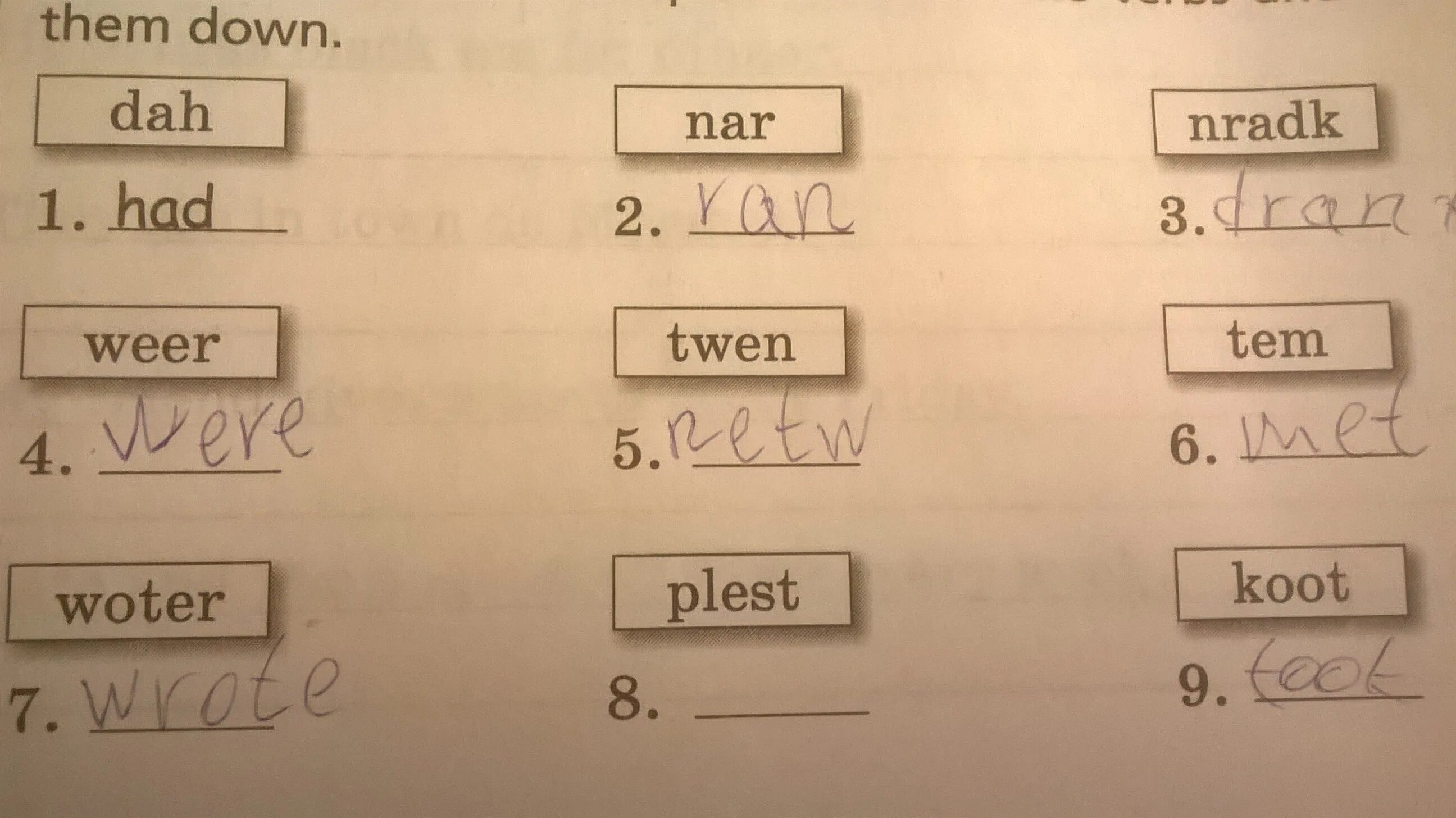 In these Boxes find the past forms of the verbs and write them down dah, nar , nradk , weer ,woter, plert Twen ,tem , koot. Помогите составить слово из 5