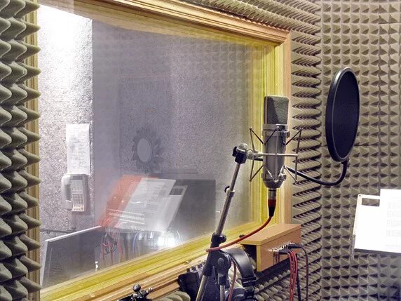 Окно в студии звукозаписи. Кабинка для звукозаписи. Звукоизоляция для студии. Комната для записи звука.