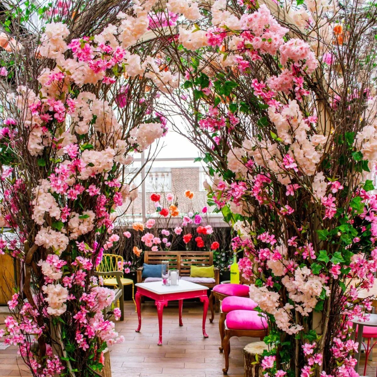 Цветочный ресторан в москве розовый. Цветочные места. Красивые места с цветами. Ресторан украшенный цветами. Ресторанчик с цветами.