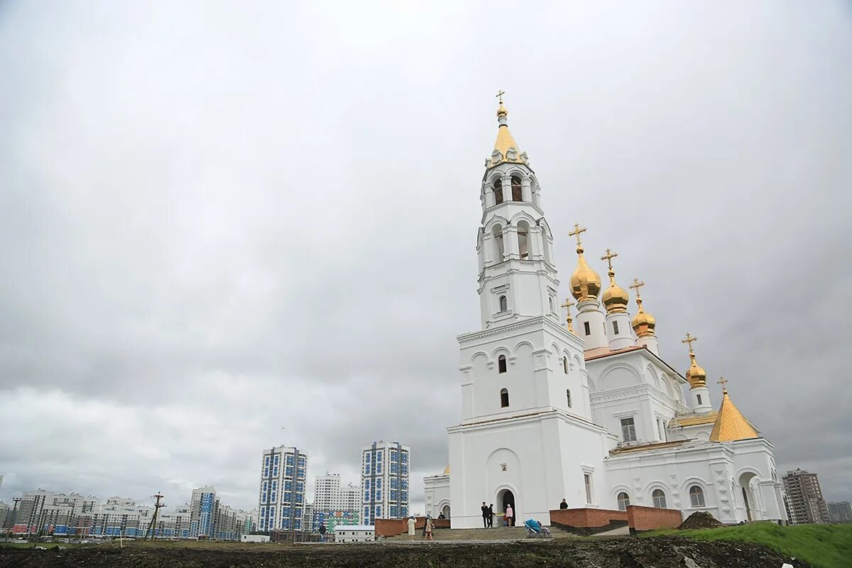 Благовещенская церковь святых божиих строителей екатеринбург. Парк преображенский храм ека. Храм святых божьих строителей екатеринбург. Район академический москва храм. Храм в академическом районе екатеринбург.