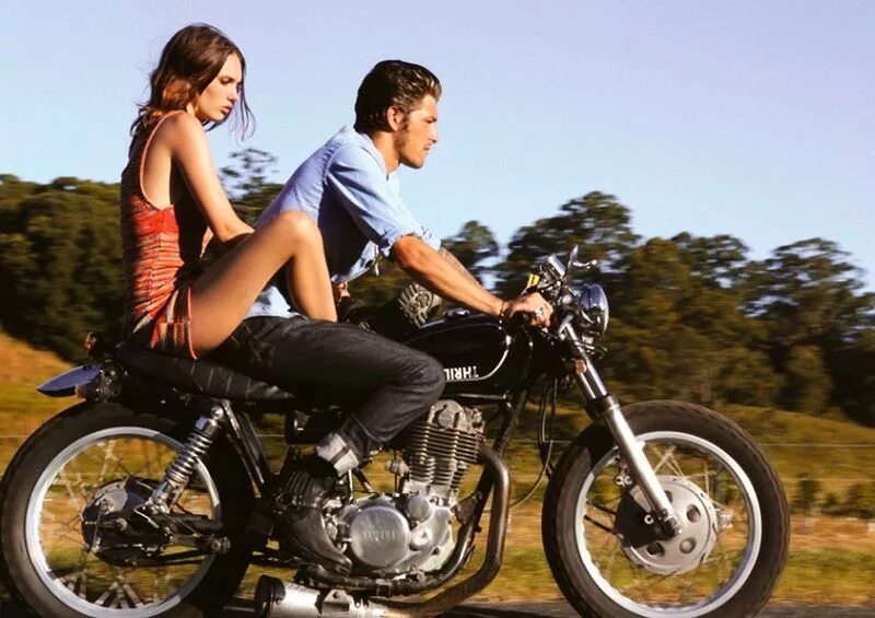 Women riding men. Девушка на мотоцикле. Мужчина и женщина на мотоцикле. Парень с девушкой на мотоцикле. Парень с девушкой на мопеде.