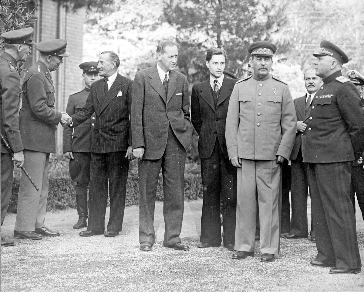 Сталин, Рузвельт, Черчилль в Тегеране 1943. Сталин Рузвельт Черчилль в Тегеране. Конференция в Тегеране 1943. Сталин Рузвельт и Черчилль на Тегеранской конференции 1943. Бережков фото