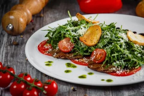 Говядина с рукколой