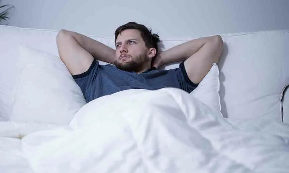 Удобные позы для сна. Лежать задавать. Спящий человек на диване. Мужчина лежит. Поза сна на животе.